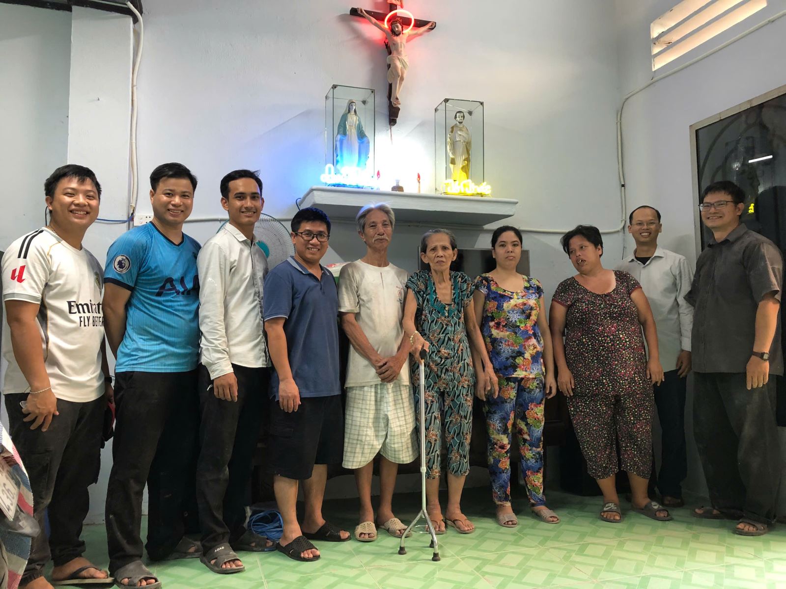 “HÃY SỬA NGÔI NHÀ CHA TA ĐANG ĐỔ NÁT”- MÓN QUÀ HI SINH MÙA CHAY