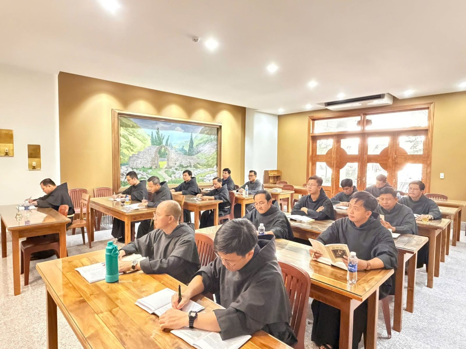 DÒNG ANH EM HÈN MỌN VIỆN TU: TĨNH TÂM NĂM 2026 - KHỐI KHẤN TRỌNG