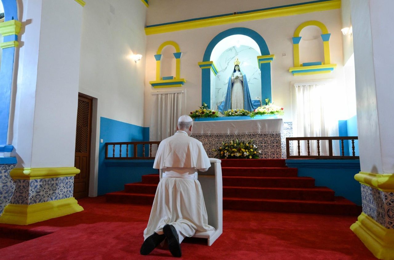 ĐTC CẦU NGUYỆN KINH MÂN CÔI TẠI ĐỀN THÁNH ĐỨC MẸ MUXIMA